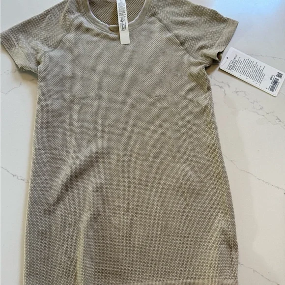NWT- Swiftly Tech Tee 2.0 - Textured knit - 6 - Picture 2 of 4